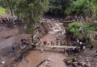 Pembersihan material banjir badang dan pembangunan jembatan darurat Nagari Sawah Tangah-Nagari Sungai Jambu ditinjau langsung bupati.