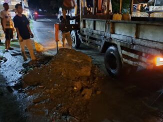Pembersihan material bekas banjir.