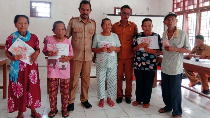 Pemdes Goiso'oinan distribusikan BLT- DD kepada 40 KPM di Desa Goiso'oinan.