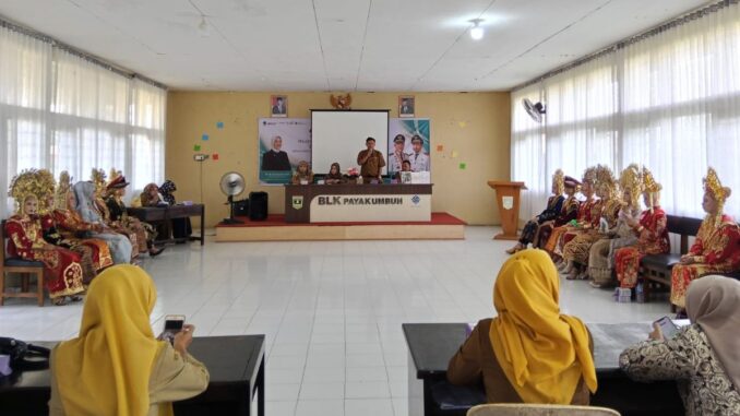 Pemko Payakumbuh menggelar pelatihan dasar make up artis.