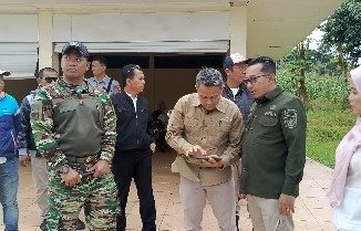Peninjauan lahan relokasi untuk masyarakat terdampak banjir bandang dan tanah longsor seluas 10 H oleh Bupati Eka Putra.