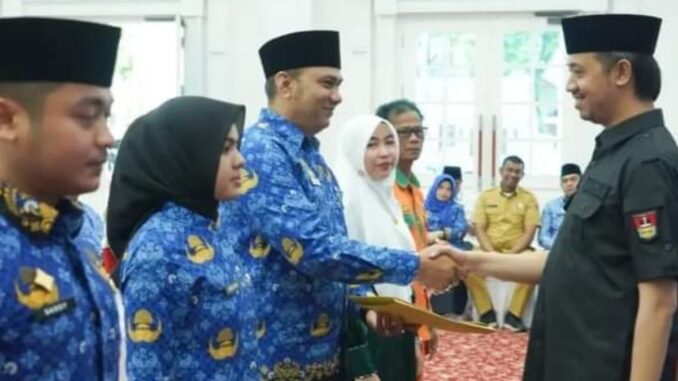 Penyerahan SK 253 orang pegawai oleh Wako Erman Safar.