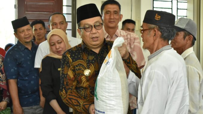 Penyerahan bantuan Cadangan Beras Pemerintah (CBP) tahap II oleh Pj Walikota Payakumbuh.