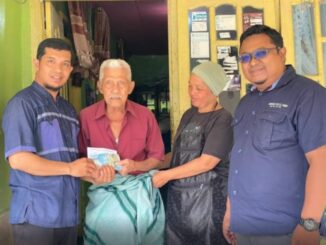 Penyerahan bantuan kepada korban terdampak banjir di Ngarai Sianok.