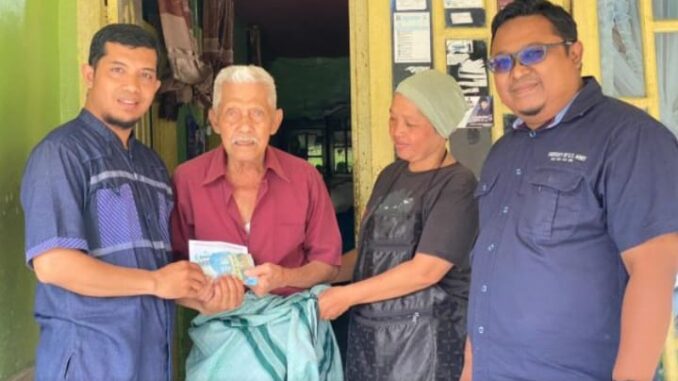 Penyerahan bantuan kepada korban terdampak banjir di Ngarai Sianok.