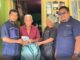 Penyerahan bantuan kepada korban terdampak banjir di Ngarai Sianok.