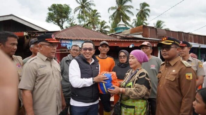Penyerahan bantuan kepada warga yang terdampak bencana air bah oleh Bupati Eka Putra.