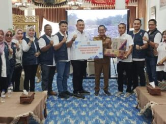 Penyerahan bantuan oleh DPD REI untuk korban bencana di Tanah Datar.
