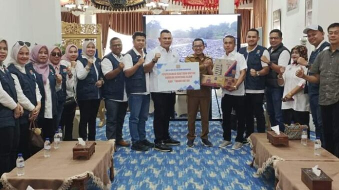 Penyerahan bantuan oleh DPD REI untuk korban bencana di Tanah Datar.