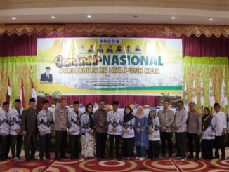 Penyerahan penghargaan kepadan Bupati Safaruddin oleh PGRI Sumbar.