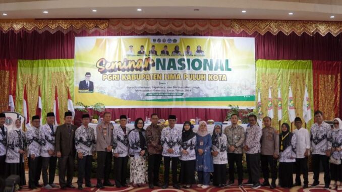 Penyerahan penghargaan kepadan Bupati Safaruddin oleh PGRI Sumbar.