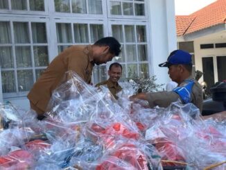 Penyaluran bantuan dari posko utama ke daerah terdampak galodo.