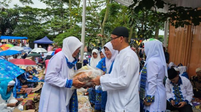 Ribuan jamaah ikuti Dakwis Badan Kontak Majelis Taklim se Sumatera Barat di kawasan GOR M. Yamin Kubu Gadang.