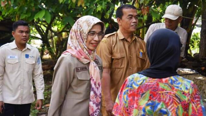 Sekda Kota Sawahlunto Dr. dr. Ambun Kadri, MKM bersama Plt. Kabid Bina Marga DPUPR Kota Sawahlunto meninjau pengukuran pekerjaan Perbaikan Drainase.
