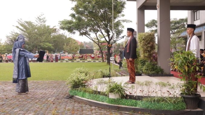 Sekdako Payakumbuh Rida Ananda Pimpin upacara peringatan Hardiknas.