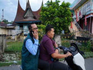 Bupati Eka Putra meninjau langsung lokasi bencana banjir bandang dan galodo dengan menggunakan sepeda motor.