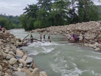 Siswa SD di Pessel terpaksa Ujian Akhir Sekolah di tepi sungai.