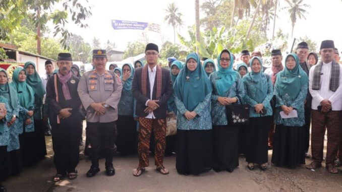 Tim Penilai dari Sumbar saat mengunjungi TP-PKK Padang Sikabu.