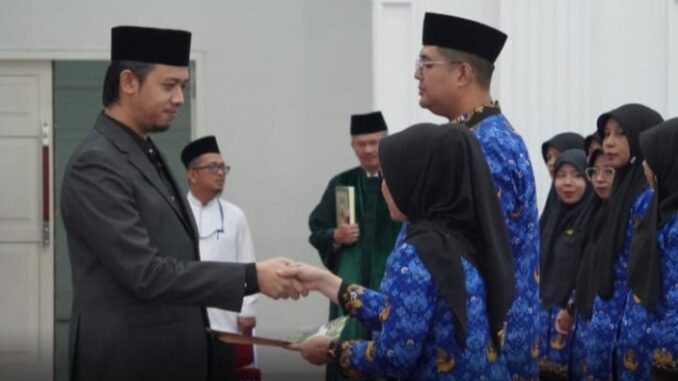 176 P3K Guru dan Tenaga Kesehatan di Bukittinggi telah dilantik dan menerima SK nya dari Wako Erman Safar.