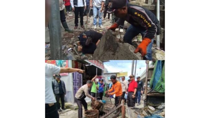 Antisipasi banjir karena intensitas curah hujan sangat tinggi, Pemko Bukittinggi Bersihkan Drainase Pasar Terminal Aur Kuning.