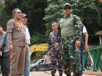 Bupati Eka Putra bersama Dandin 0307 Tanah Datar Letkol Inf. Agus Priyo Pojo Sumedi meninjau jembatan Bailey yang sudah selesai.