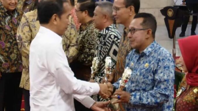 Bupati Eka Putra menerima penghargaan TPID dari Presiden Jokowi.