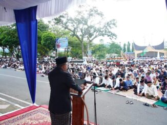 Bupati Eka Putra sedang memberikan sambutan.