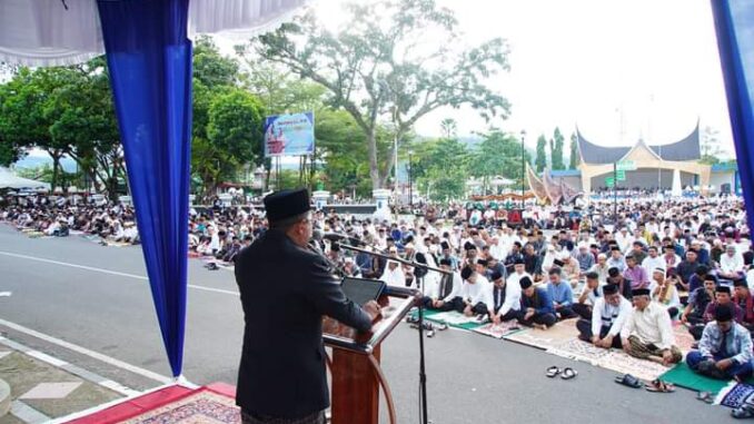 Bupati Eka Putra sedang memberikan sambutan.