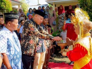 Bupati Sabar AS saat menghadiri panen karya dalam rangka pelepasan siswa kelas VI SD Negeri 23 Talago.