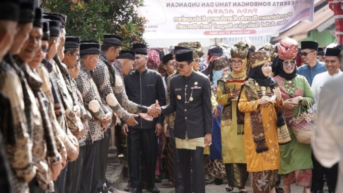 Bupati Safaruddin membuka Kegiatan Pembinaan dan Penampilan Adat Salingka Nagari.