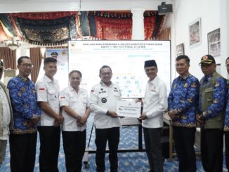 Bupati Safaruddin mengantarkan bantuan bencana ke Tanah Datar.