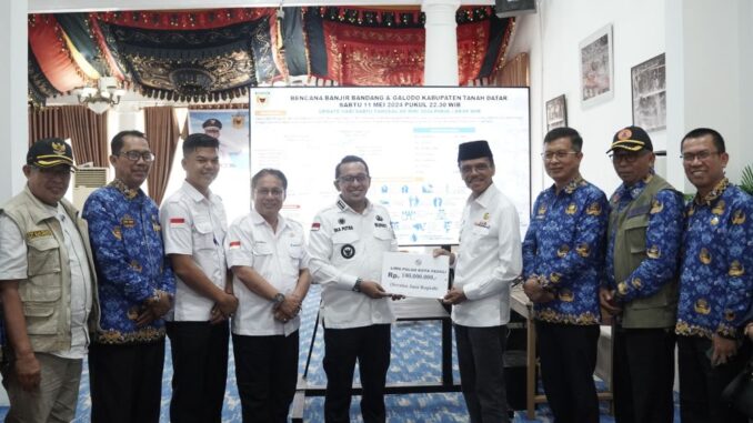 Bupati Safaruddin mengantarkan bantuan bencana ke Tanah Datar.