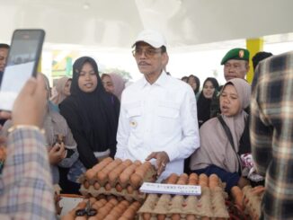 Bupati Safaruddin saat megunjungi stand di GPM.