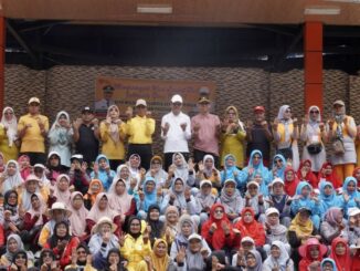 Bupati Safaruddin saat mengikuti kegiatan senam bersama dalam rangka peringatan Hari Lanjut Usia Nasional Tahun 2024.