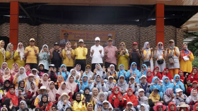 Bupati Safaruddin saat mengikuti kegiatan senam bersama dalam rangka peringatan Hari Lanjut Usia Nasional Tahun 2024.