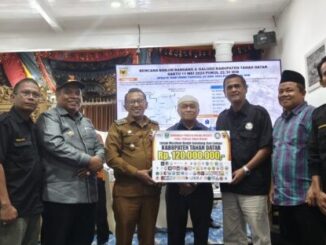 Bupati Suhatri Bur bersama perantau Padang Pariaman menyerahkan bantuan untuk korban bencana banjir bandang di Tanah Datar.