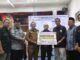 Bupati Suhatri Bur bersama perantau Padang Pariaman menyerahkan bantuan untuk korban bencana banjir bandang di Tanah Datar.
