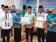 Bupati Tanah Datar Eka Putra bersama Ketua TP PKK menyerahkan tropi Juara I Nasional GKSTTB untuk Nagari Tapi Selo Kecamatan Lintau Buo Utara.