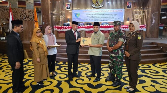 DPRD Pessel menggelar Rapat Paripurna dalam rangka mendengarkan Penyampaian Tiga Nota Ranperda.