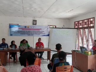 Disperkim Mentawai membantu warga KPM Desa Goiso'oinan rehab RTLH.