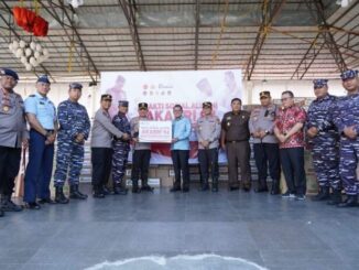 Kapolda Sumbar Irjen Pol Suharyono,S.I.K,SH menyerahkan bantuan kepada Bupati Eka Putra.
