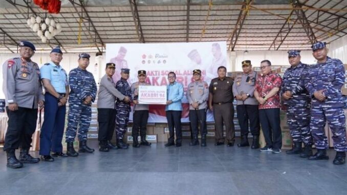 Kapolda Sumbar Irjen Pol Suharyono,S.I.K,SH menyerahkan bantuan kepada Bupati Eka Putra.