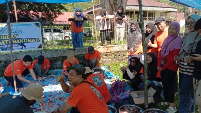 Kepala SMKN 2 Budi Dharmawan bersama guru dan karyawan saat pemotongan hewan korban.