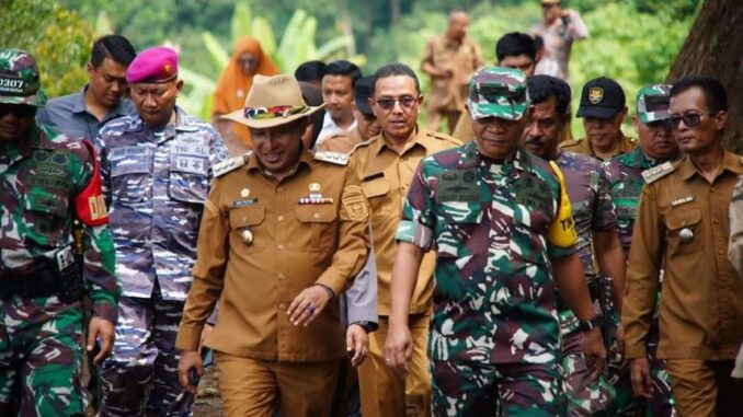 Ketua Tim Wasey TMMD ke 120 Tahun 2024 Brigjen TNI Fauzi Rusli mengunjungi lokasi TMMD di Nagari Koto Tuo Kecamatan Sungai Tarab.