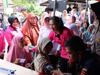 Ketua Umum Bhayangkari Ny. Juliati Listo Sigit Prabo menghibur para pengungsi.