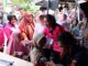 Ketua Umum Bhayangkari Ny. Juliati Listo Sigit Prabo menghibur para pengungsi.