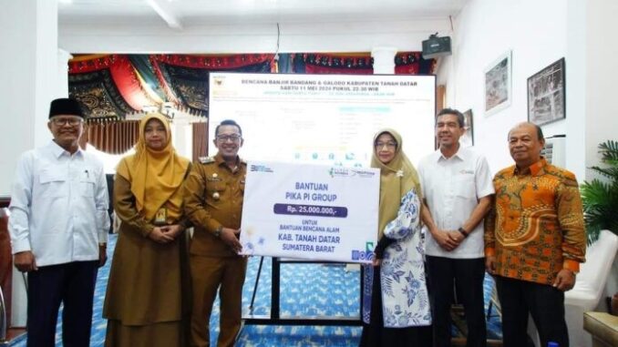 PT. Pupuk Indonesia dan PIKA PI menyerahkan bantuan untuk korban bencana banjir bandang dan tanah longsor di Tanah Datar.