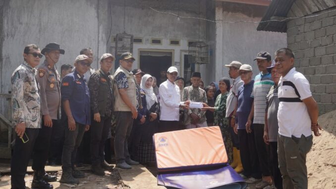 Penyerahan bantuan kepada nenek Nurbaina.