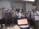 Penyerahan bantuan kepada nenek Nurbaina.