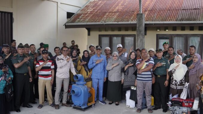 Penyerahan bantuan pompa air oleh Bupati Safaruddin.